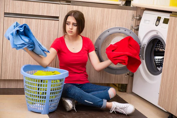 Жінка робить прання вдома — стокове фото