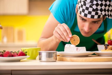 Adam evde pasta hazırlıyor.