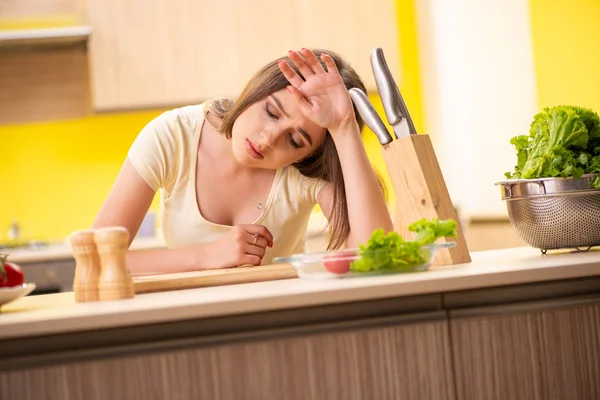 Jovem Mulher Preparando Salada Casa Cozinha — Fotografia de Stock