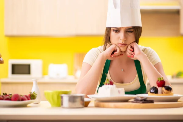 Young cook cooking cakes in the kitchen — Stock Photo, Image
