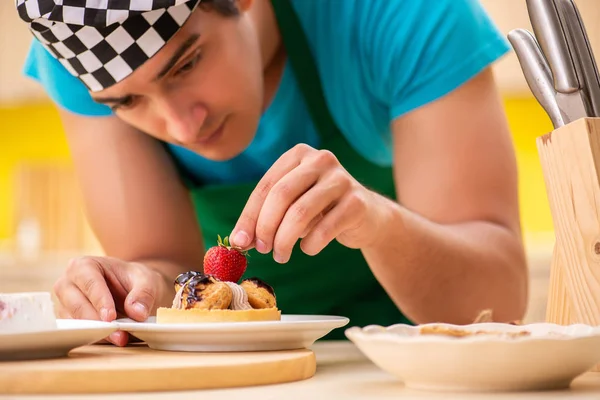 Adam evde pasta hazırlıyor.