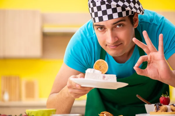 Man kock förbereda tårta i köket hemma — Stockfoto