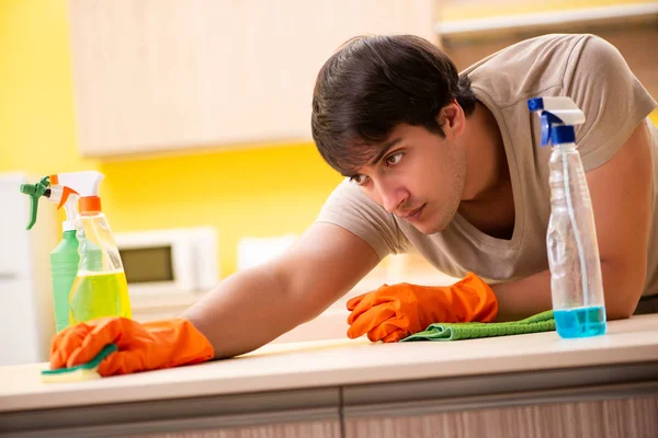 Uomo singolo pulizia cucina a casa — Foto Stock