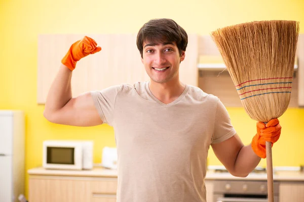 Uomo singolo pulizia cucina a casa — Foto Stock