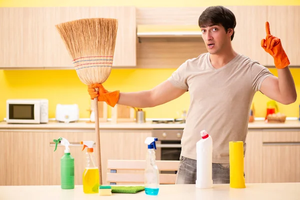 Bekar Adam Mutfağı Temizliyor — Stok fotoğraf