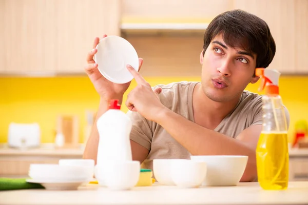 Mężczyzna zmywanie naczyń w domu — Zdjęcie stockowe