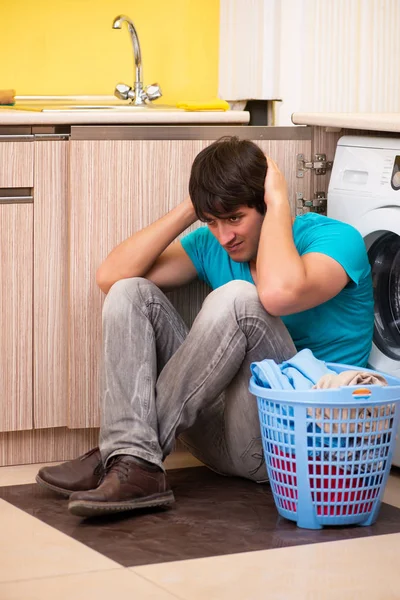 Ung man som tvättar hemma — Stockfoto