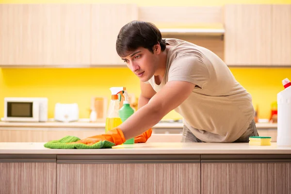 Hombre soltero limpieza cocina en casa — Foto de Stock