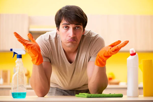 Svobodný muž úklid kuchyně doma — Stock fotografie