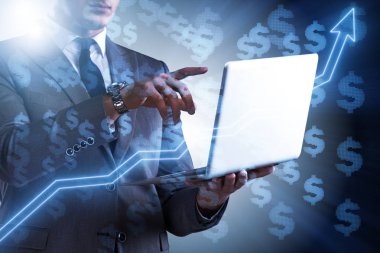Finans ve bankacılık konseptinde dizüstü bilgisayarı olan bir iş adamı