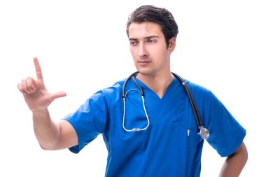 Genç erkek doktor beyaz düğmelere basıyor.