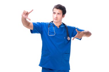 Genç erkek doktor beyaz düğmelere basıyor.