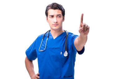 Genç erkek doktor beyaz düğmelere basıyor.