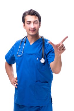 Genç erkek doktor beyaz düğmelere basıyor.