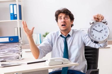 Çok fazla işi ve evrak işi olan yoğun bir çalışan.