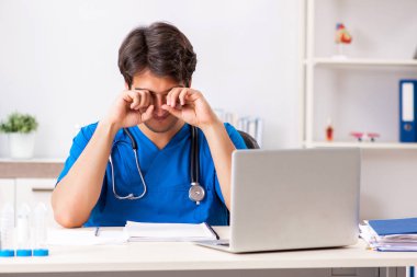 Hastanede çalışan genç bir doktor.