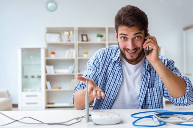 Adam hızlı internet bağlantısından hoşlanıyor