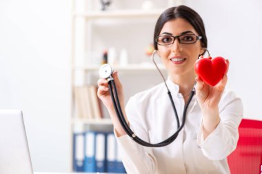 Kalp bakımı konsepti olan genç bir doktor