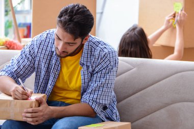 Aile taşındıktan sonra Noel için hazırlanıyor.