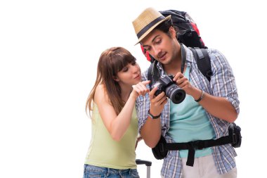 Genç bir aile beyazlar içinde tatile çıkmaya hazırlanıyor.