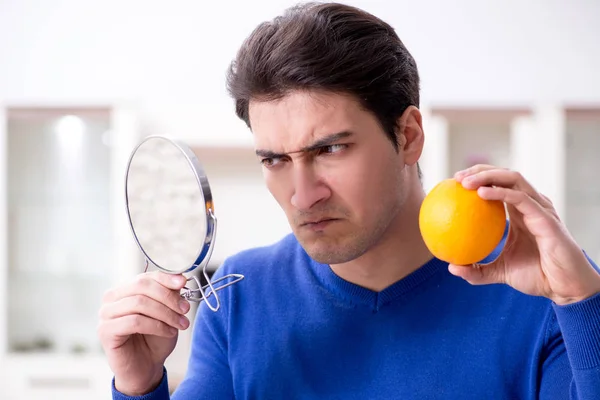 Jeune homme beau prenant soin de la peau du visage — Photo