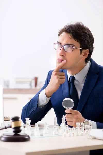 Jeune avocat jouant aux échecs pour former sa stratégie judiciaire et ses tactus — Photo