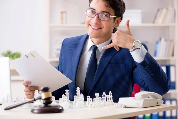 Joven abogado jugando ajedrez para entrenar su estrategia de corte y tacti —  Fotos de Stock