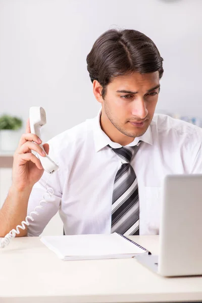 Jovem operador de call center falando por telefone — Fotografia de Stock