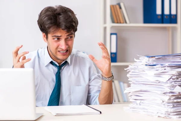 Overbelaste drukke medewerker met te veel werk en papierwerk — Stockfoto