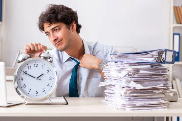 Funcionário ocupado sobrecarregado com muita papelada e trabalho — Fotografia de Stock