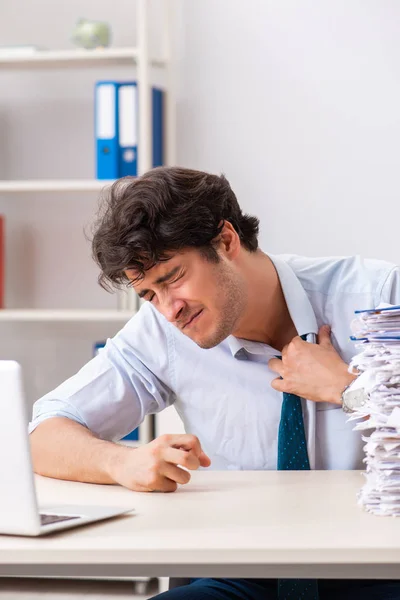 Overloaded busy employee with too much work and paperwork — Stock Photo, Image