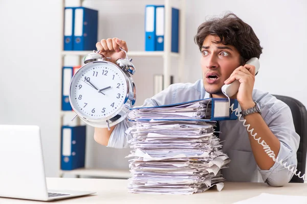 Overbelaste drukke medewerker met te veel werk en papierwerk — Stockfoto