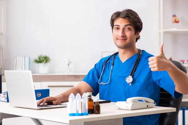 Junger Arzt arbeitet im Krankenhaus — Stockfoto