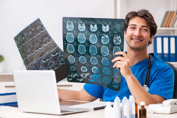 Manlig läkare radiolog med röntgen kan bild — Stockfoto