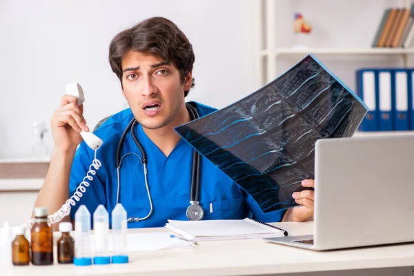 Arzt im telemedizinischen Konzept mit Telefon — Stockfoto