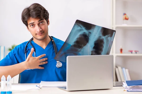 Médico Radiologista Masculino Com Raio Pode Imagem — Fotografia de Stock