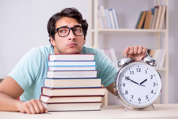 Junge hübsche Studentin bereitet sich auf Schulprüfungen vor — Stockfoto