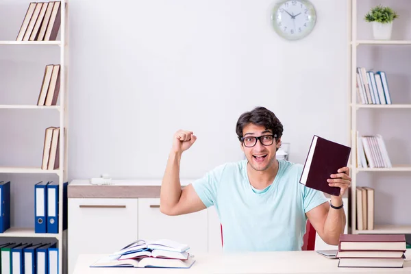 Jeune étudiant beau se préparant pour les examens scolaires — Photo