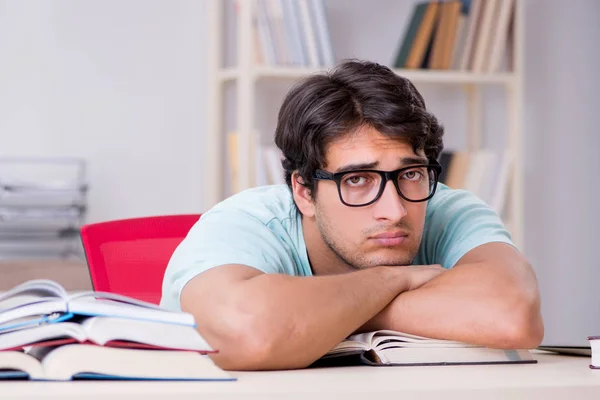 Giovane studente bello preparazione per gli esami scolastici — Foto Stock