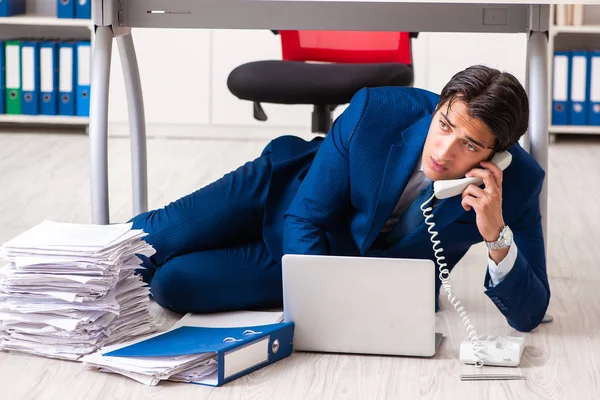 Fatigué homme d'affaires épuisé faisant des heures supplémentaires au bureau — Photo