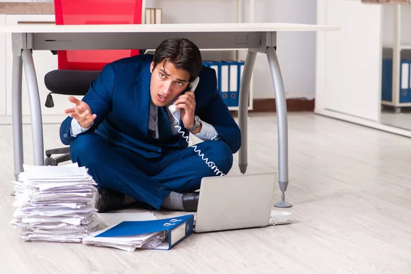Zmęczony wyczerpany biznesmen pracujący po godzinach w biurze — Zdjęcie stockowe