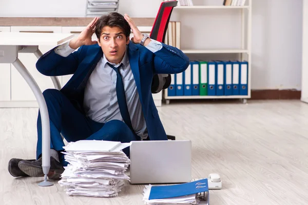 Müder erschöpfter Geschäftsmann macht Überstunden im Büro — Stockfoto