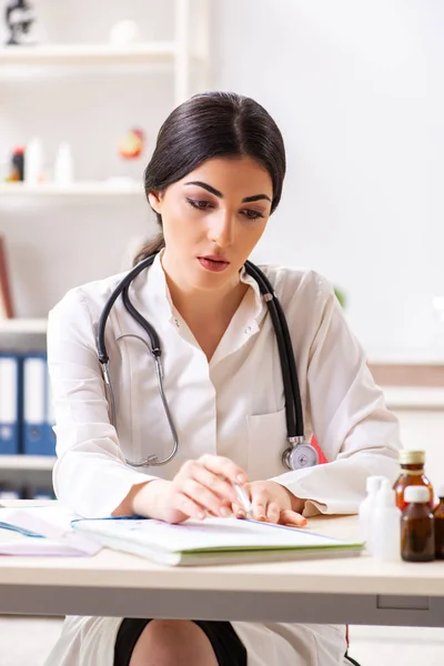 Hastanede çalışan kadın doktor. — Stok fotoğraf