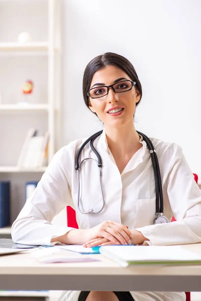 Hastanede çalışan kadın doktor. — Stok fotoğraf