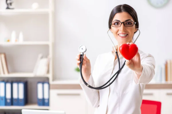 Jovem médico no conceito de cuidados cardíacos — Fotografia de Stock