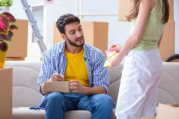 Aile taşındıktan sonra Noel için hazırlanıyor.