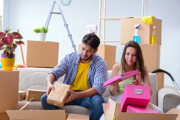 Familie bereidt zich voor op kerst na de verhuizing — Stockfoto