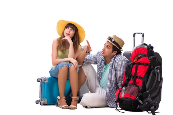 Młoda rodzina przygotowuje się do podróży wakacyjnych na białym — Zdjęcie stockowe