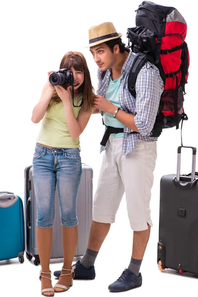 Junge Familie bereitet sich auf Urlaubsreise auf Weiß vor — Stockfoto