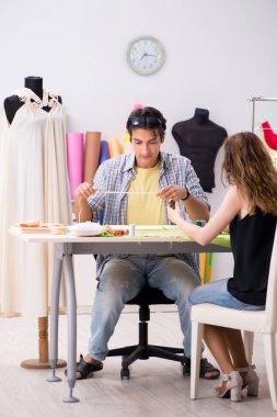 Atölyesinde çalışan genç terzi.